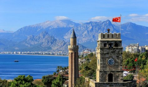 With the start of the season in Turkey .. Tourists flock to the resorts of the city of Antalya